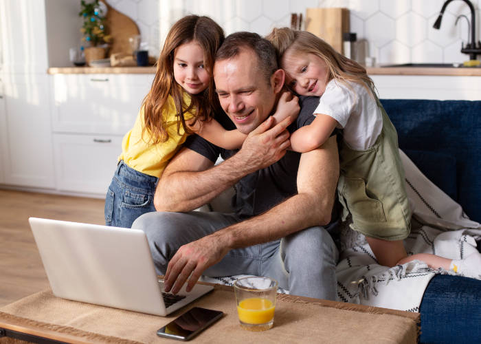 pai e filhas conversando com a familia com plano de internet residencial brasilnets